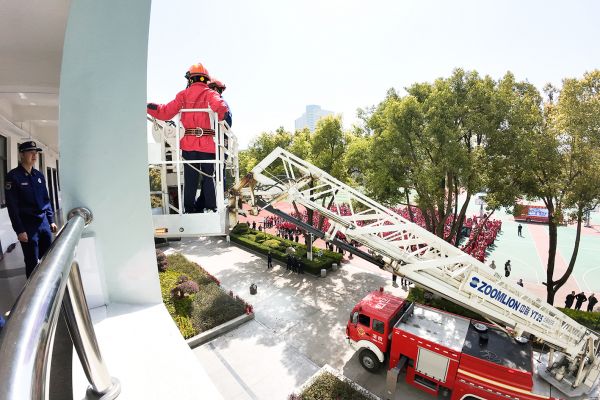 東寶消防演練“白+黑” 筑牢校園“防火墻”