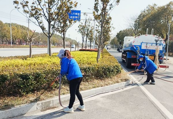 掇刀區(qū)市政園林管理處組織人員對(duì)色塊植物進(jìn)行養(yǎng)