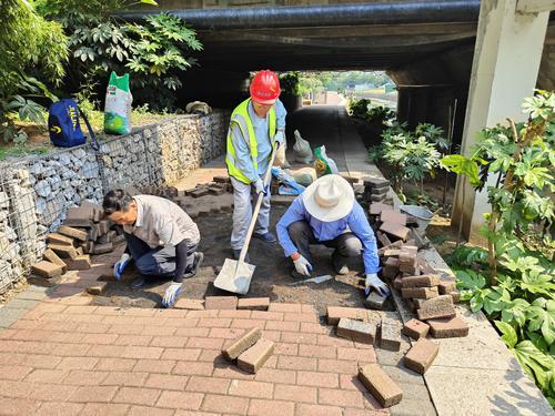 荊門市城區(qū)河道管理處開展板磚整平維修工作