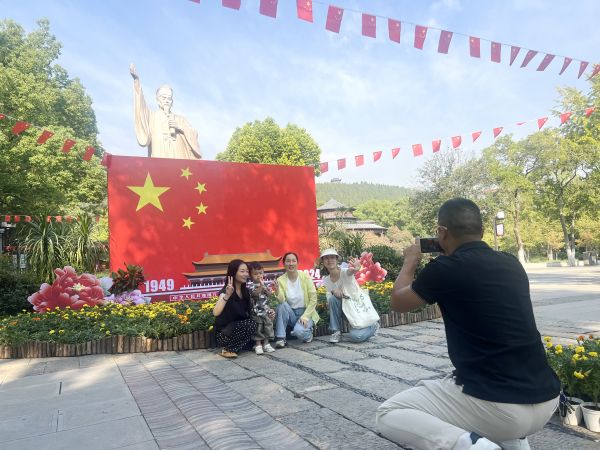 城區(qū)龍泉公園廣場(chǎng)扮靚迎國(guó)慶